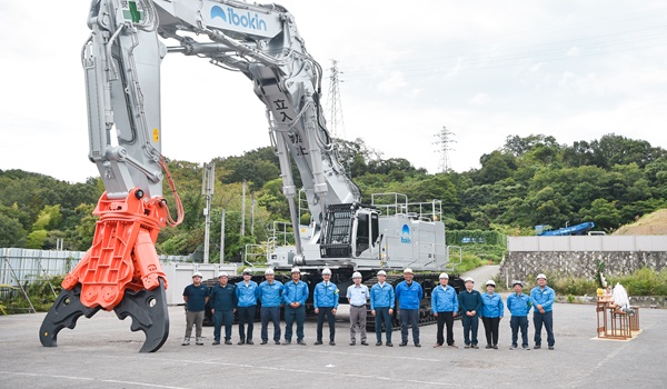 日本最大級の超大型建物解体専用機を導入しました